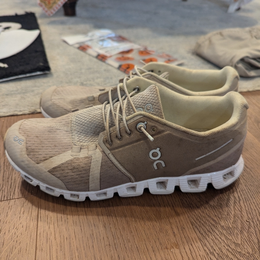 OnCloud Women's size 9 Tan Sneakers